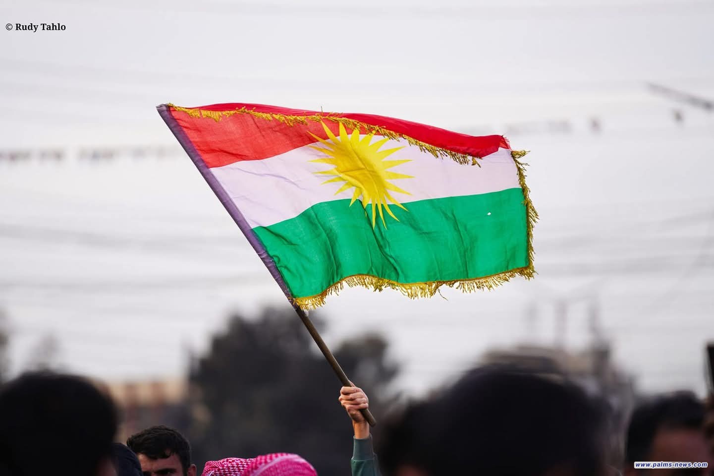 أهالي مدينة القامشلي السورية يحتجون على بنود الدستور السوري المؤقت.